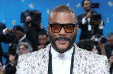 Ο Ντέρεκ Ντίξον μηνύει τον Τάιλερ Πέρι για 260 εκατ. δολάρια, καταγγέλλοντας σεξουαλική κακοποίηση και εκμετάλλευση στον χώρο εργασίας.