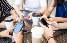 Η εθιστική χρήση οθονών σε εφήβους σχετίζεται με διπλάσιο κίνδυνο αυτοκτονικών σκέψεων και ψυχικής δυσφορίας, δείχνει νέα μελέτη.