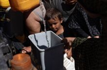 Η Unicef προειδοποιεί πως παιδιά κινδυνεύουν να πεθάνουν από δίψα, καθώς η Γάζα αντιμετωπίζει κατάρρευση των υποδομών και κρίση ανθρωπιστικής βοήθειας.
