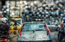 Σταγόνες βροχής πάνω σε παρμπρίζ αυτοκινήτου