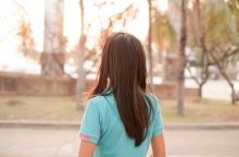 Κοριτσάκι με γυρισμένη την πλάτη στο φακό