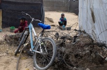 Παιδιά σε χώρο με συρματοπλέγματα στη Γάζα