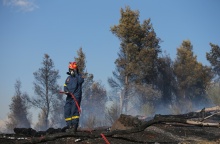 Πυροσβέστης κατά τη διάρκεια κατάσβεσης φωτιάς