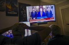 Πολίτες παρακολουθούν το διάγγελμα Τραμπ μετά τους βομβαρδισμούς στο Ιράν