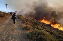 Φωτιά στη Χίο: Ανεξέλεγκτο το πύρινο μέτωπο σε Βροντάδο - Νέα μηνύματα 112 για εκκενώσεις 