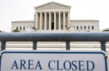 ΗΠΑ: Με ψήφους 6-3, το Ανώτατο Δικαστήριο ανέτρεψε απόφαση που υποχρέωνε την κυβέρνηση Τραμπ να δώσει δικαίωμα υπεράσπισης σε απελαθέντες μετανάστες.