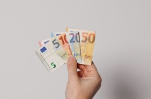 Χέρι κρατά χρήματα