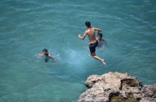 Νεαρά άτομα εκμεταλλεύονται τον καιρό και πηγαίνουν για μπάνιο και βουτιές στη θάλασσα