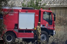 Πυροσβέστης έξω από όχημα - Στιγμιότυπο από την επιχείρηση για την κατάσβεση φωτιάς