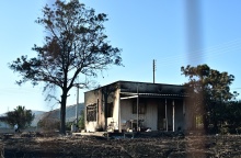 Καμένο σπίτι μετά το πέρασμα της φωτιάς στην Παλαιά Φώκαια