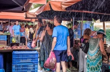 Μπουρίνι βρήκε πολίτες ενώ ψώνιζαν στη λαϊκή