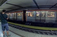 Συρμός του μετρό και άτομο στην αποβάθρα