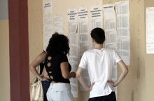 Μαθητές διαβάζουν τις τοιχοκολλημένες βάσεις των Πανελληνίων