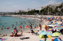 Η Γαλλία απαγορεύει το κάπνισμα σε παραλίες και πάρκα για την προστασία των παιδιών, στο πλαίσιο σχεδίου για «γενιά χωρίς καπνό» έως το 2032.