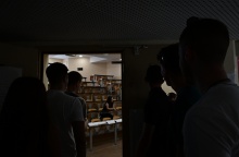 Φοιτητές έξω από αμφιθέατρο