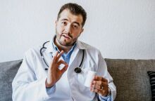 Γιατροί επειγόντων αποκαλύπτουν τι δεν λείπει ποτέ από τις βαλίτσες των διακοπών τους - Από αντικουνουπική ρακέτα μέχρι ανιχνευτή μονοξειδίου και μελατονίνη.