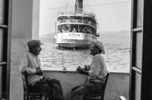 Το «Αιγαίον» αγκυροβολημένο στον Γιαλό της Σαντορίνης το 1954, τότε το νησί είχε περίπου 12.000 κατοίκους