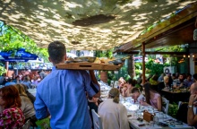 Σερβιτόρος με δίσκο στο χέρι