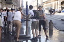 Πολίτες δροσίζονται σε υπαίθρια βρύση στη Γαλλία εν μέσω καύσωνα