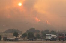 Καίγεται για τρίτη ημέρα η Σμύρνη - Πάνω από 1.100 πυροσβέστες δίνουν μάχη με τις φλόγες