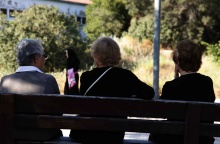 Γυναίκες καθισμένες σε παγκάκι