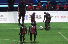 Στην Κίνα διεξήχθη ο πρώτος αγώνας ποδοσφαίρου με ομάδες ρομπότ - Τα ανθρωποειδή πάλευαν να σταθούν όρθια και να κλοτσήσουν την μπάλα.