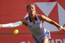 Αποκλείστηκε στον πρώτο γύρο του Γουίμπλεντον η Ολυμπιονίκης Ζενγκ από την Κατερίνα Σινιάκοβα - Επόμενη αντίπαλος της Τσέχας η Ναόμι Οσάκα.