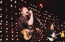 Οι Franz Ferdinand εντυπωσίασαν στο φεστιβάλ Glastonbury παίζοντας μπουζούκι και τραγουδώντας για την Αθήνα - Τον Σεπτέμβριο έρχονται στον Λυκαβηττό.