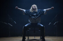 Kat Válastur: «Η δουλειά μου είναι αρχαιο-φουτουριστική»