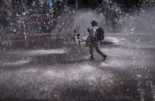 Λίγες στιγμές δροσιάς αναζητούν οι πολίτες στην Ευρώπη εν μέσω κύματος καύσωνα