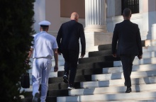 Συμμετέχοντες στη συνεδρίαση του ΚΥΣΕΑ προσέρχονται στο Μέγαρο Μαξίμου