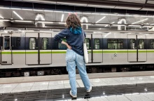 Κοπέλα αναμένει συρμό του μετρό στην αποβάθρα