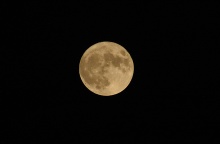 Πανσέληνος Ελαφιού Ιουλίου στον νυχτερινό ουρανό 