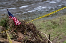 Φερτά υλικά κάνουν βουναλάκι δίπλα από πλημμυρισμένο χώρο στο Τέξας - Πάνω τους μία σημαία των ΗΠΑ