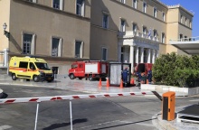 Πυροσβεστική και ασθενοφόρο στη Βουλή