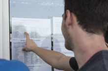 Άτομο διαβάζει τα αποτελέσματα των πανελληνίων 2025