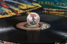 Οι Iron Maiden τιμώνται με νόμισμα του Ηνωμένου Βασιλείου για τα 50 χρόνια τους - Ο Eddie, η μασκότ τους, πρωταγωνιστεί στο συλλεκτικό σχέδιο.
