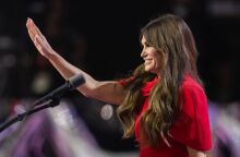 Κίμπερλι Γκίλφοϊλ για τον ερχομό της στην Ελλάδα: Μεγάλο προνόμιο να είσαι πρέσβης στη γενέτειρα της Δημοκρατίας