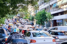 Αυτοκίνητα σε δρόμο με κίνηση