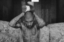 Ο Τζάστιν Μπίμπερ κυκλοφορεί αιφνιδιαστικά το νέο του άλμπουμ Swag - Με 20 τραγούδια που αγγίζουν θέματα αγάπης, πίστης και προσωπικών προκλήσεων.