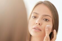 Τα καλλυντικά «dupes» που πωλούνται στο διαδίκτυο ενδέχεται να κρύβουν σοβαρούς κινδύνους για την υγεία, από αλλεργίες έως καρκίνο του δέρματος.