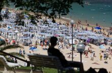 Ο υπερτουρισμός και η αύξηση των τιμών στα θέρετρα της Ισπανίας αναγκάζουν τους ντόπιους να εγκαταλείψουν τις παραλίες για φθηνότερες επιλογές στην ενδοχώρα.