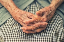 Χέρια ηλικιωμένης γυναίκας
