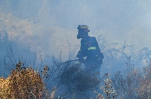 Πυροσβέστης κατά τη διάρκεια κατάσβεσης φωτιάς