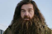 Το HBO έδωσε στη δημοσιότητα την πρώτη εικόνα του Νικ Φροστ στον ρόλο του Ρούμπεους Χάγκριντ στη νέα σειρά Χάρι Πότερ, που αναμένεται το 2027