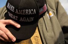 Ο Ντόναλντ Τραμπ στέλνει όπλα στην Ουκρανία μέσω ΝΑΤΟ - Οργή στο MAGA, με Γκριν και Μπάνον να μιλούν για «προδοσία» της αντιπολεμικής του στάσης.