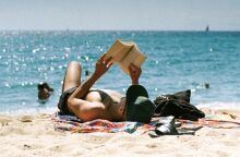 Τέσσερα βιβλία για την παραλία… ή τέλος πάντων, για τις τεμπέλικες καλοκαιρινές ημέρες