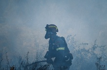 Πυροσβέστης επιχειρεί για την κατάσβεση φωτιάς