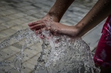 Χέρια παιδιού σε πήδακα νερού