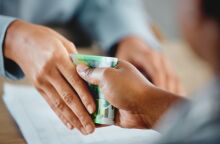 Αστυνομικός στη Θεσσαλονίκη κατηγορείται για δωροληψία: Φέρεται να έπαιρνε «γρηγορόσημο» έως 1.500€ για επίσπευση αδειών διαμονής προσφύγων.